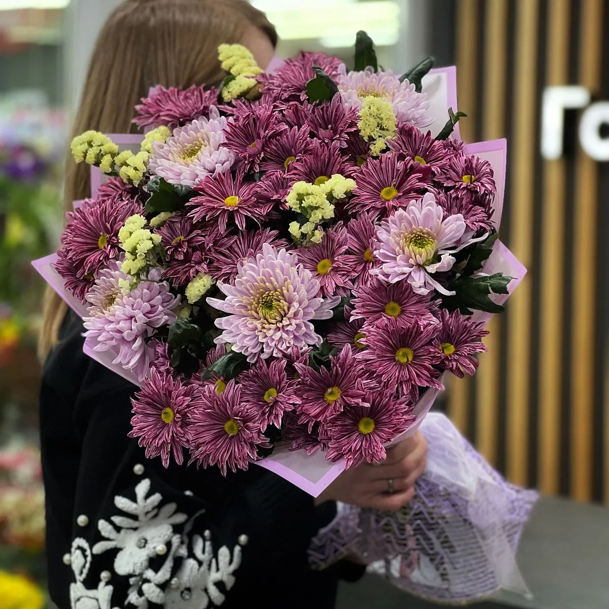 Букет из хризантем и статиц