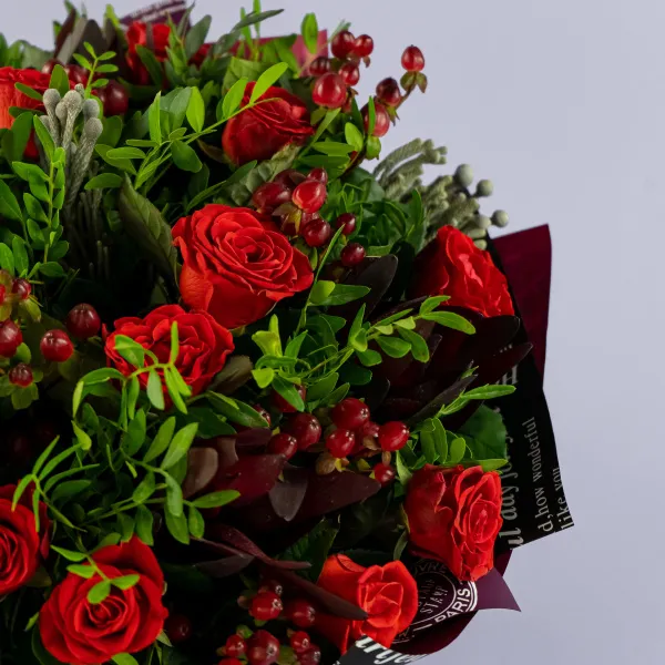 Букет из 27 красных роз и брунии