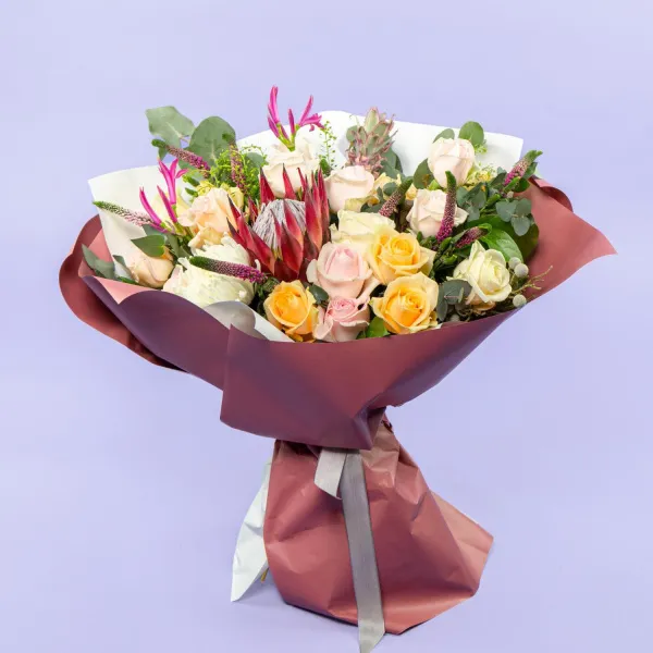 Букет из роз микс, ананаса и протеи