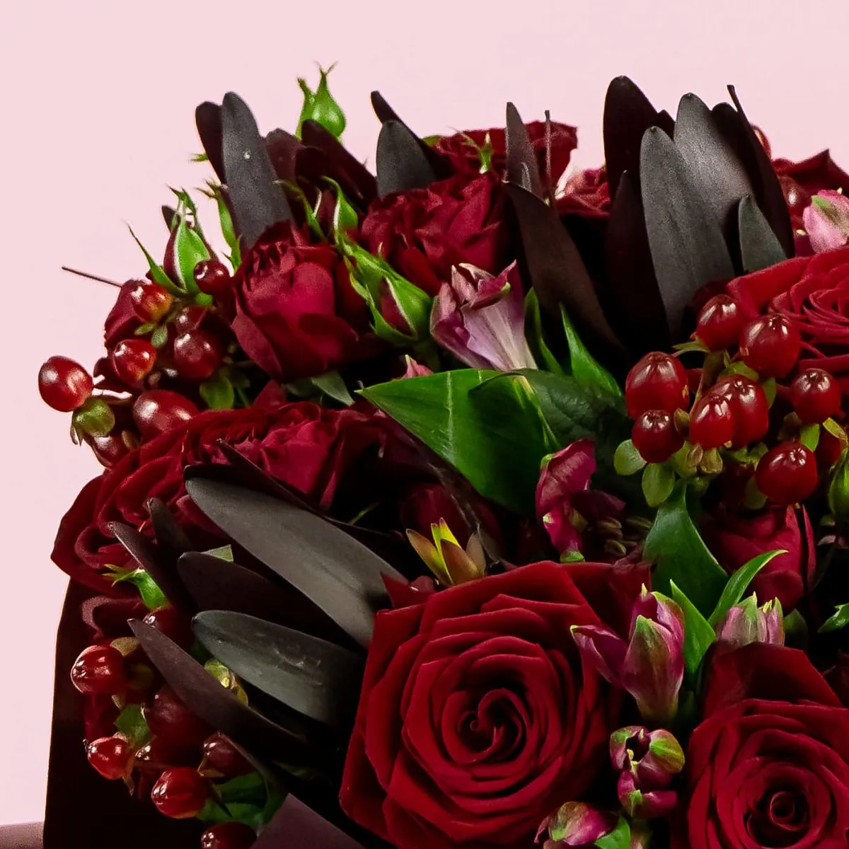 Букет из бордовых роз микс
