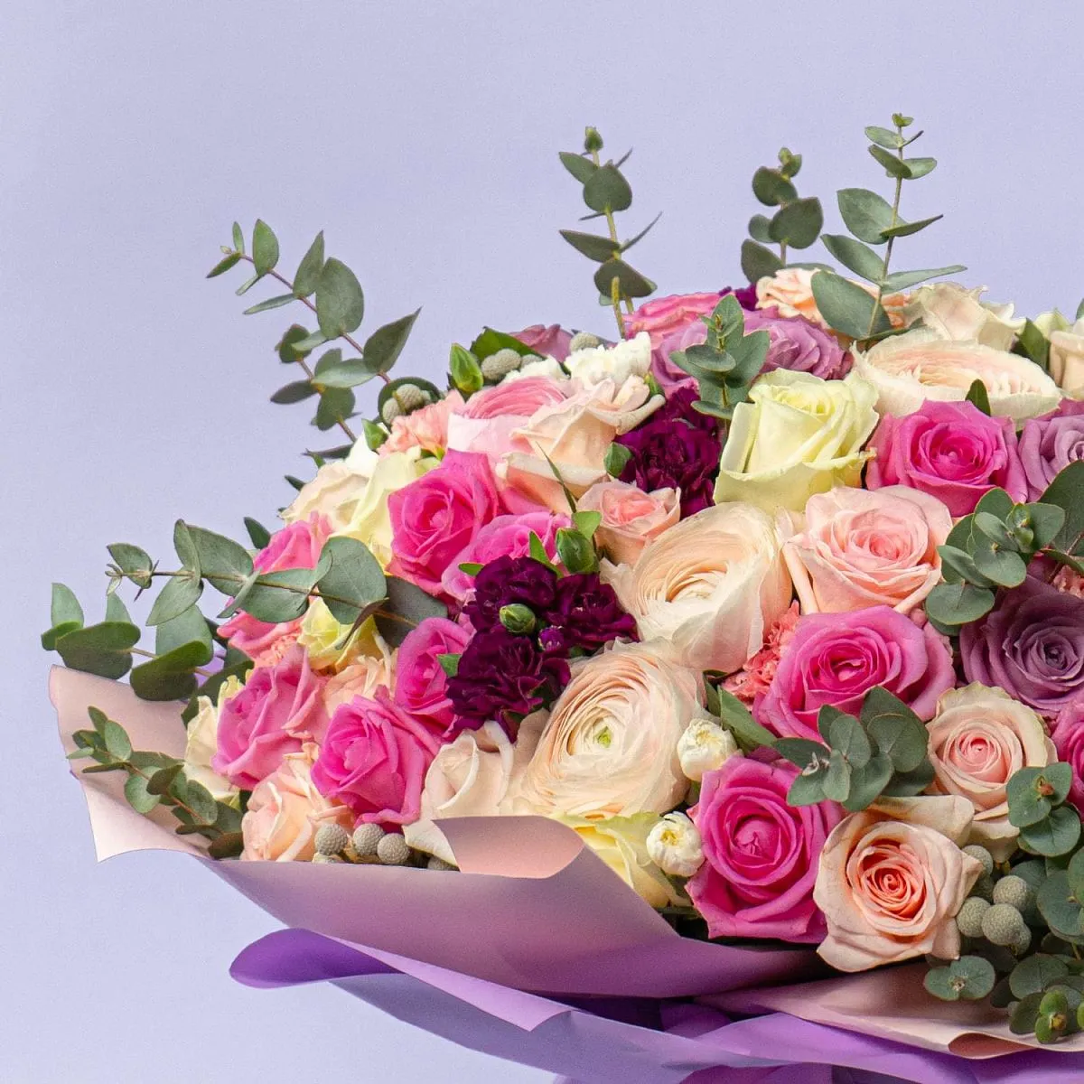 Букет из ранункулюсов и роз микс