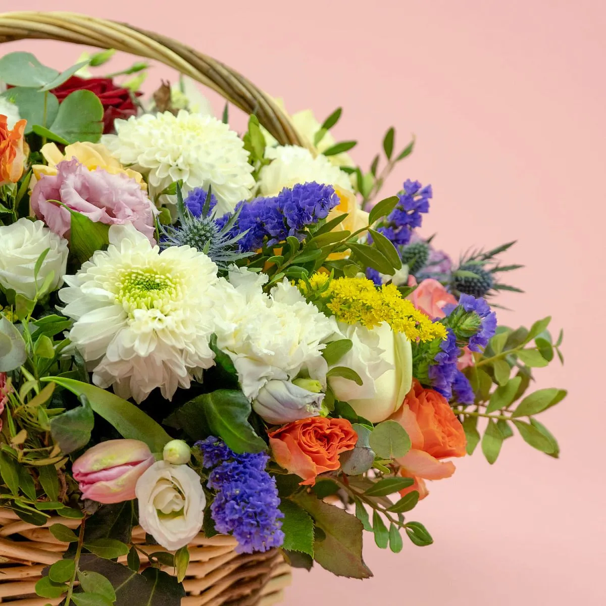 Хризантемы микс и эустом в корзине