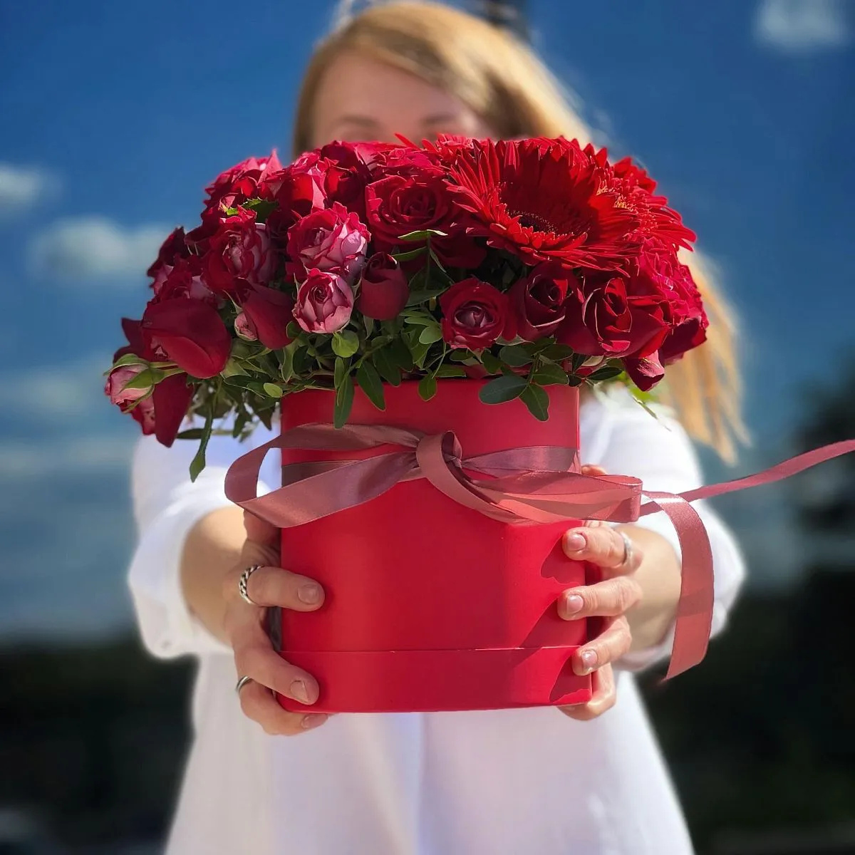 Розы и герберы в коробке