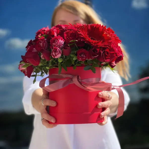 Розы и герберы в коробке