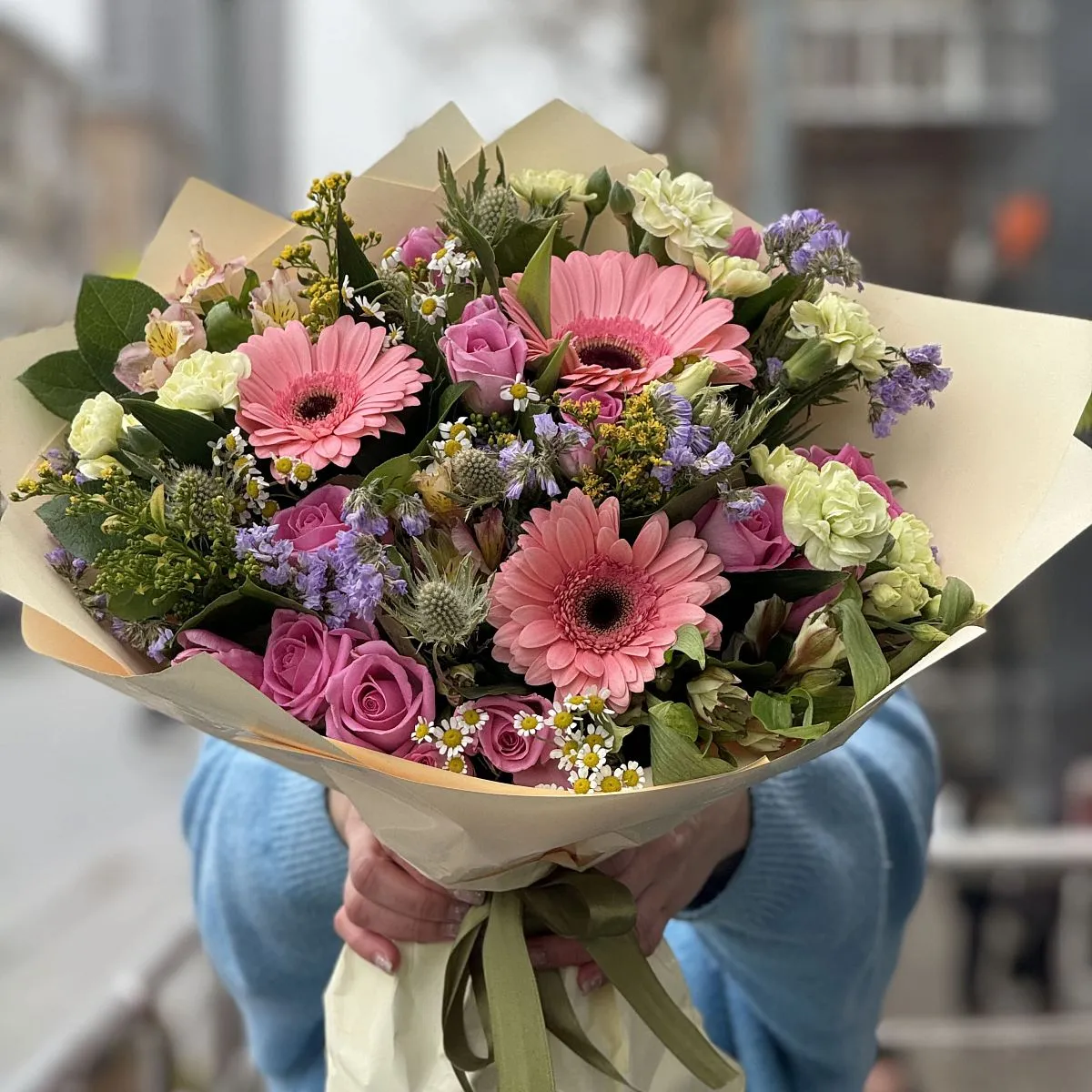 Букет из альстромерии, гвоздики и роз