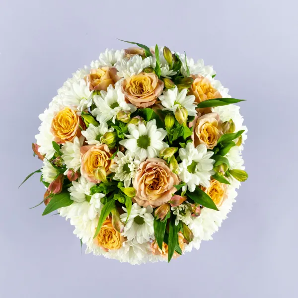 Розы и хризантемы в коробке