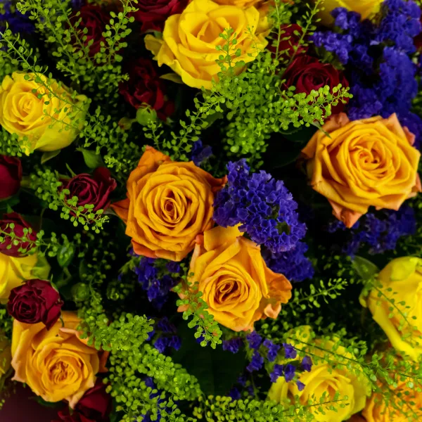 Букет из роз микс и статицы