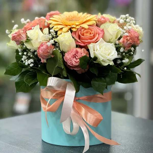 Гипсофилы и розы в коробке