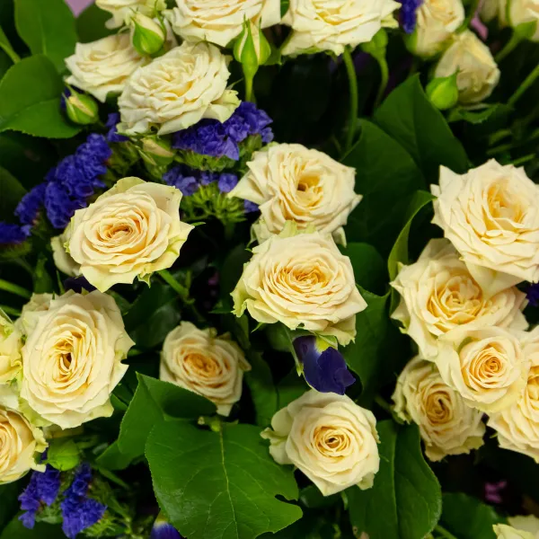 Букет из кремовых роз и ирисов