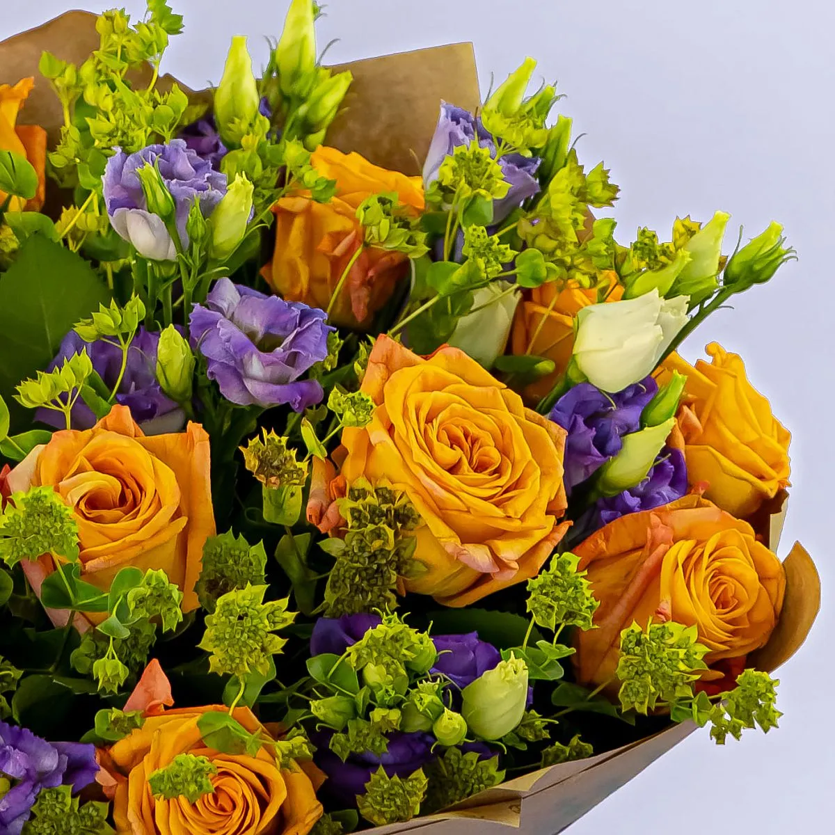 Букет из оранжевых роз и эустом