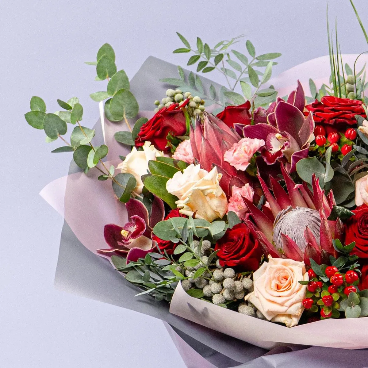 Букет из орхидеи, роз и протей