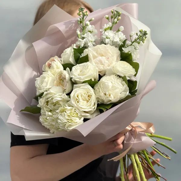 Букет из роз, пион и маттиол