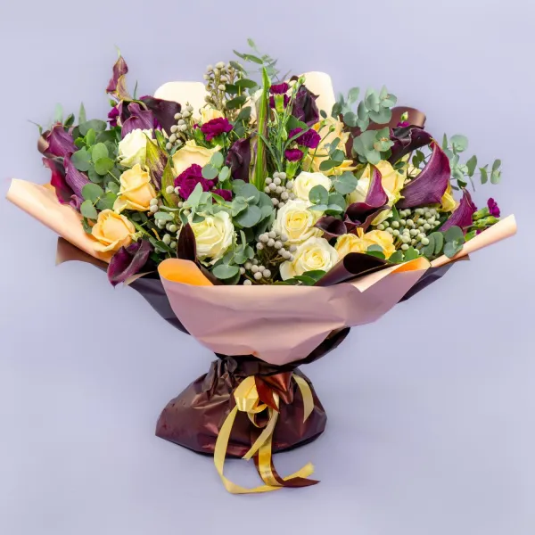 Букет из роз, калл и гвоздик