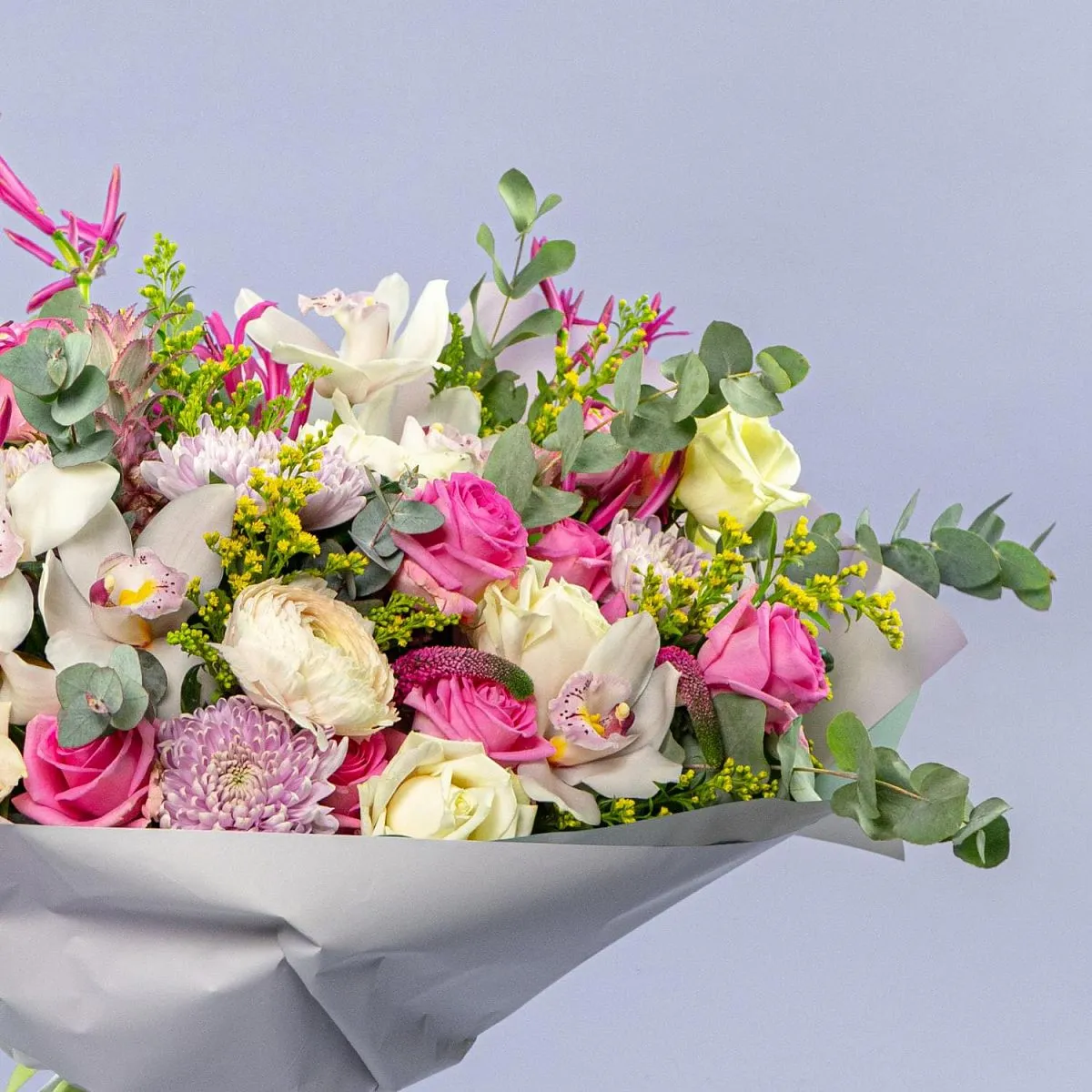 Букет из орхидеи, роз микс и ананасов