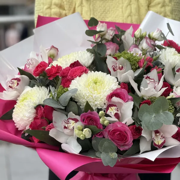 Букет из роз, хризантем и гвоздики