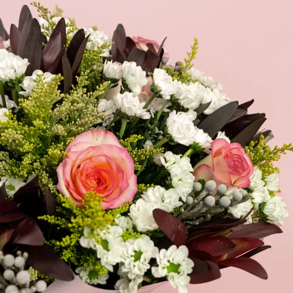 Букет из роз и белых хризантем