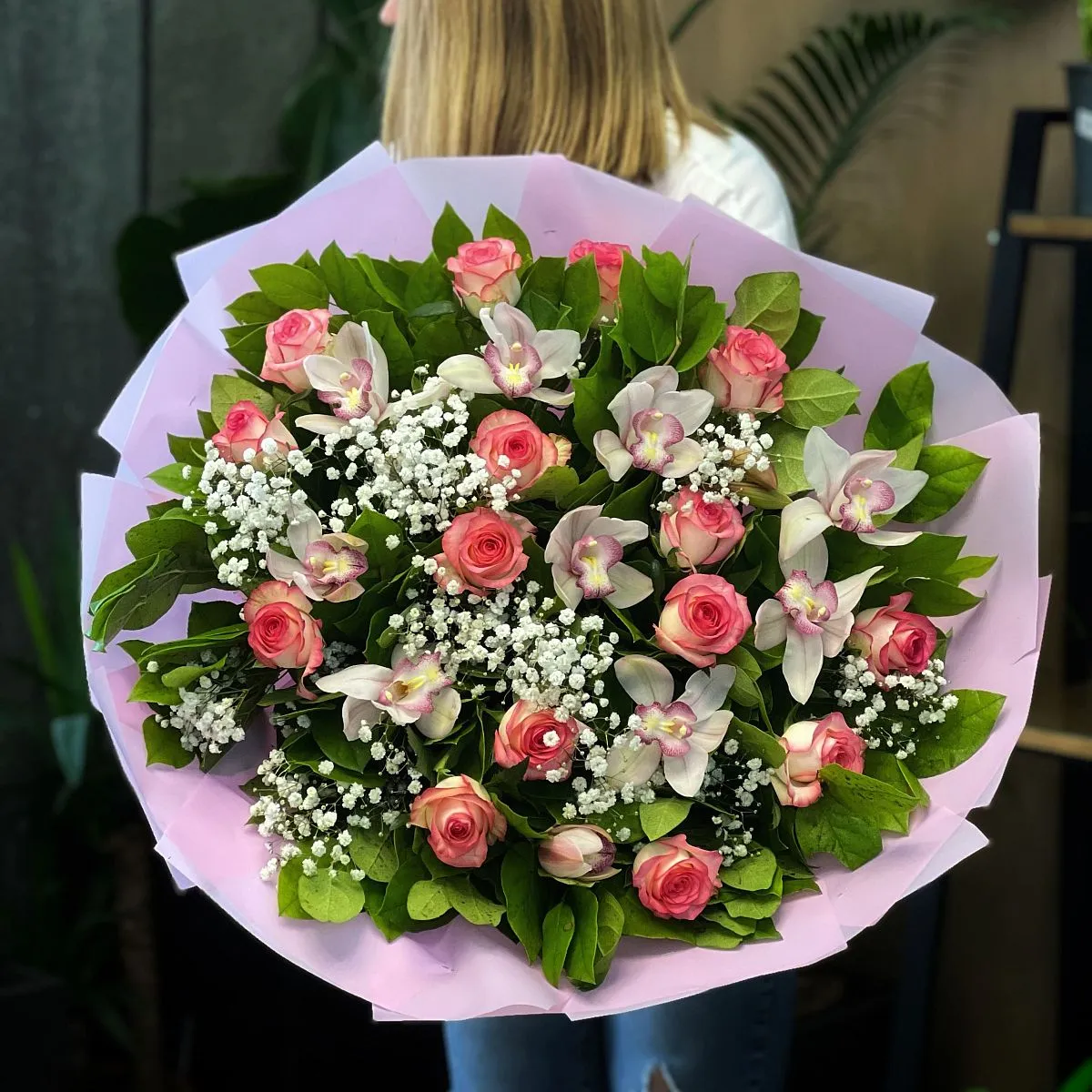 Большой букет из роз и гипсофила