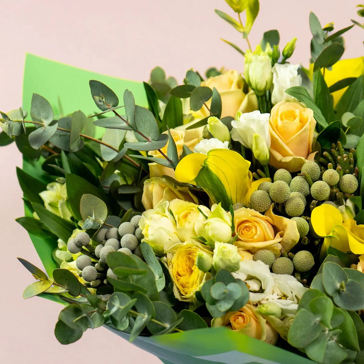 Букет из роз микс, эустом и калл