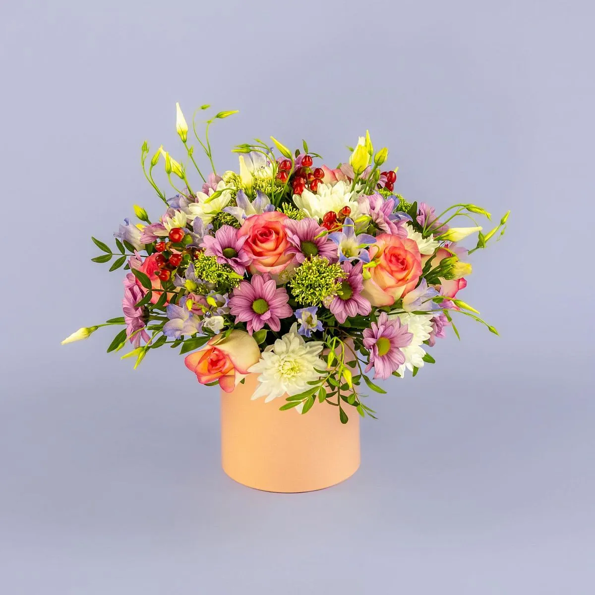 Розы, хризантемы микс, эустомы в коробке