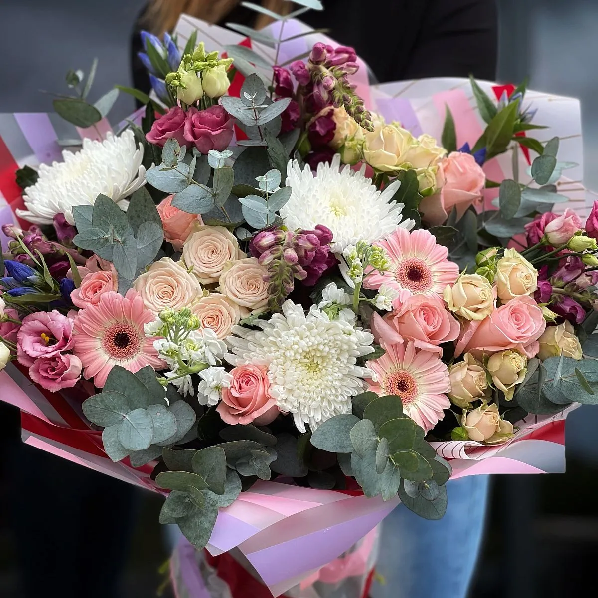 Огромный букет из роз, хризантем и эустома
