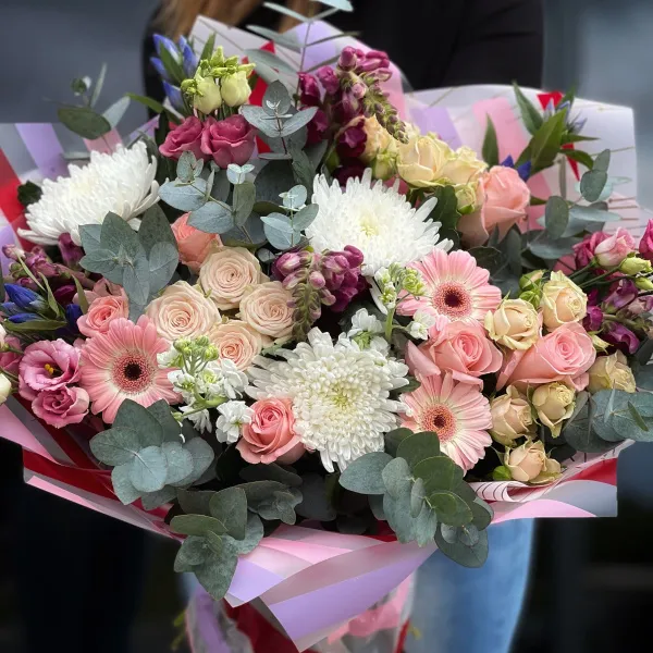 Огромный букет из роз, хризантем и эустома