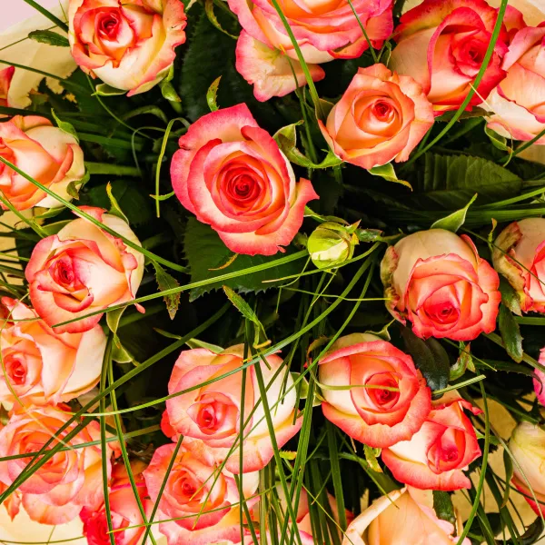 Букет из роз и берграсса