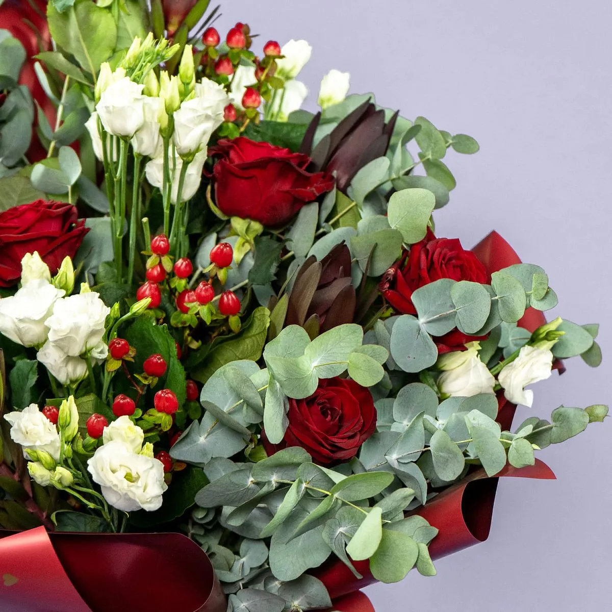 Букет из красных роз и белых эустом