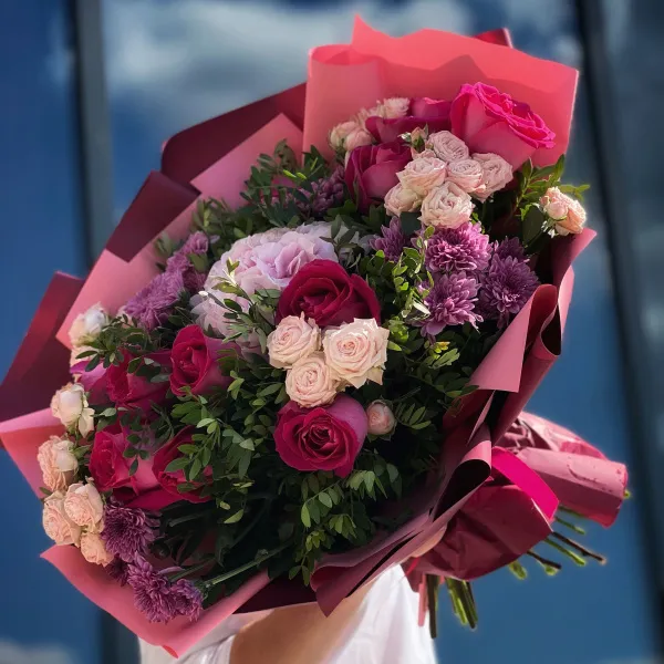 Букет из хризантем и роз