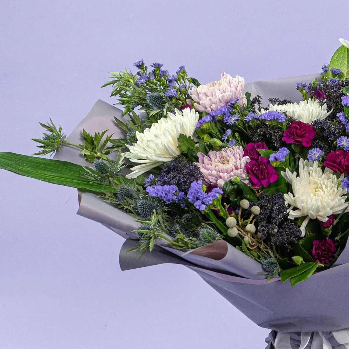 Букет из хризантем, гвоздик и статицы