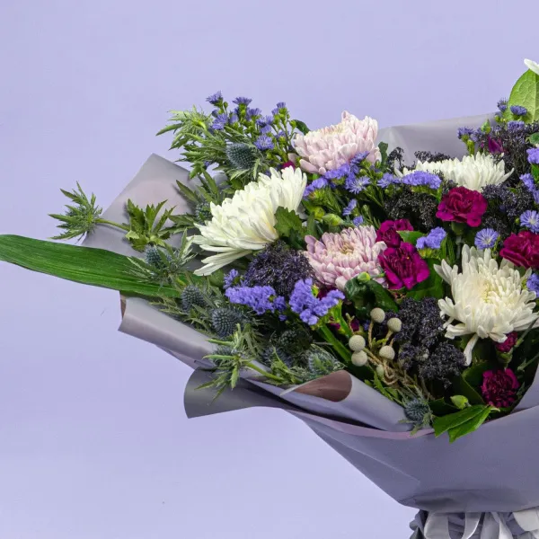 Букет из хризантем, гвоздик и статицы