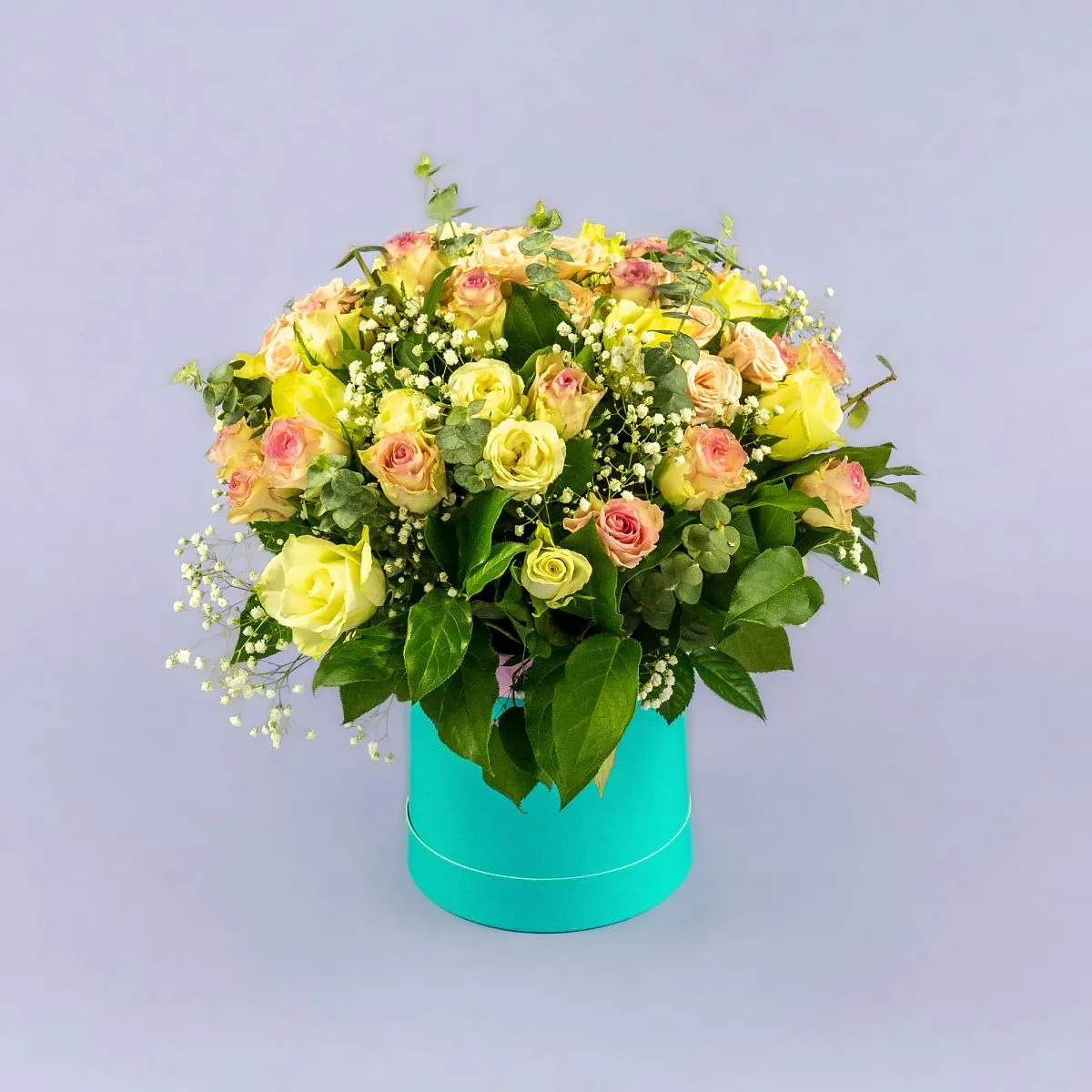 Розы микс и гипсофилы в коробке