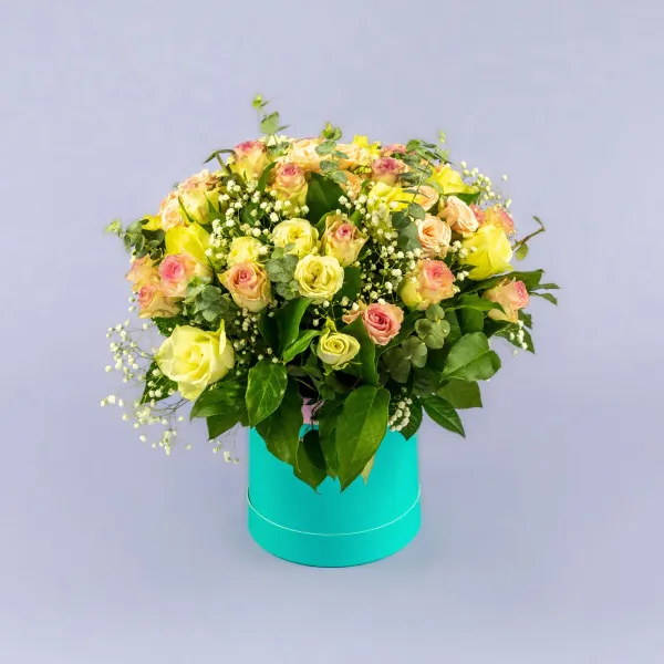 Розы микс и гипсофилы в коробке