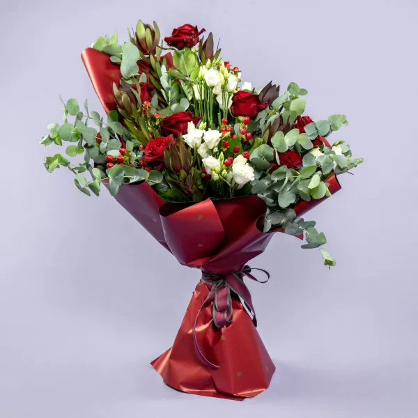 Букет из красных роз и белых эустом