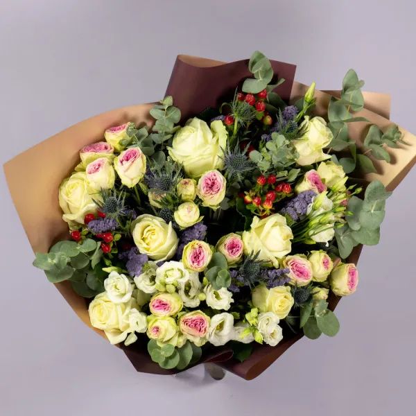 Букет из роз микс, хризантем и эустом