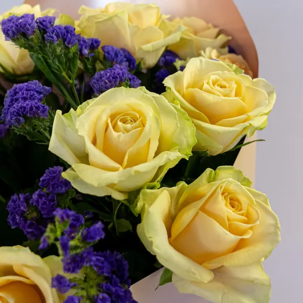 Букет из 15 роз и статицы