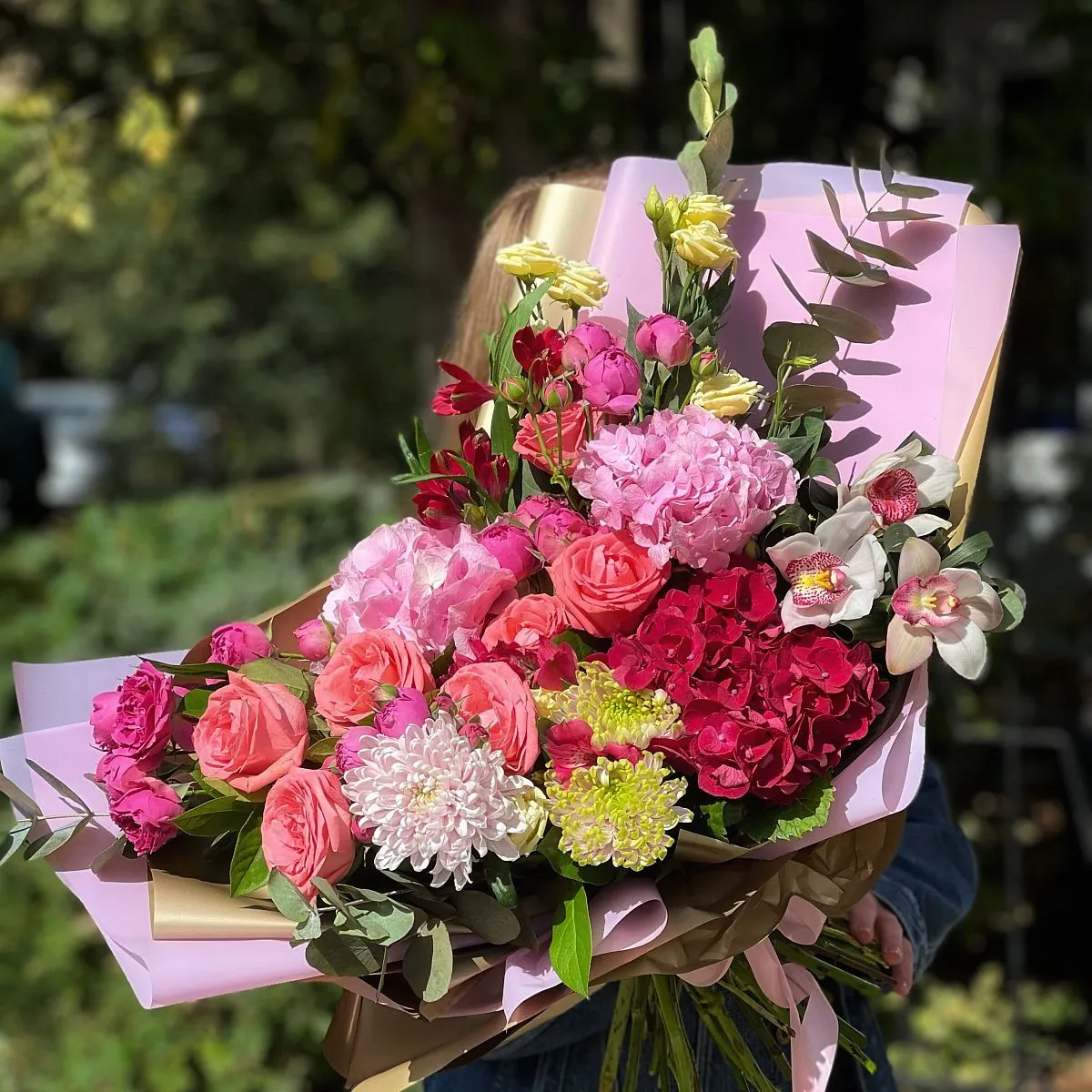 Огромный букет из роз, эустом и альстромерии
