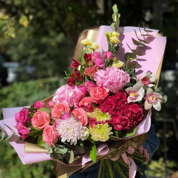 Букет из роз, эустом и альстромерии