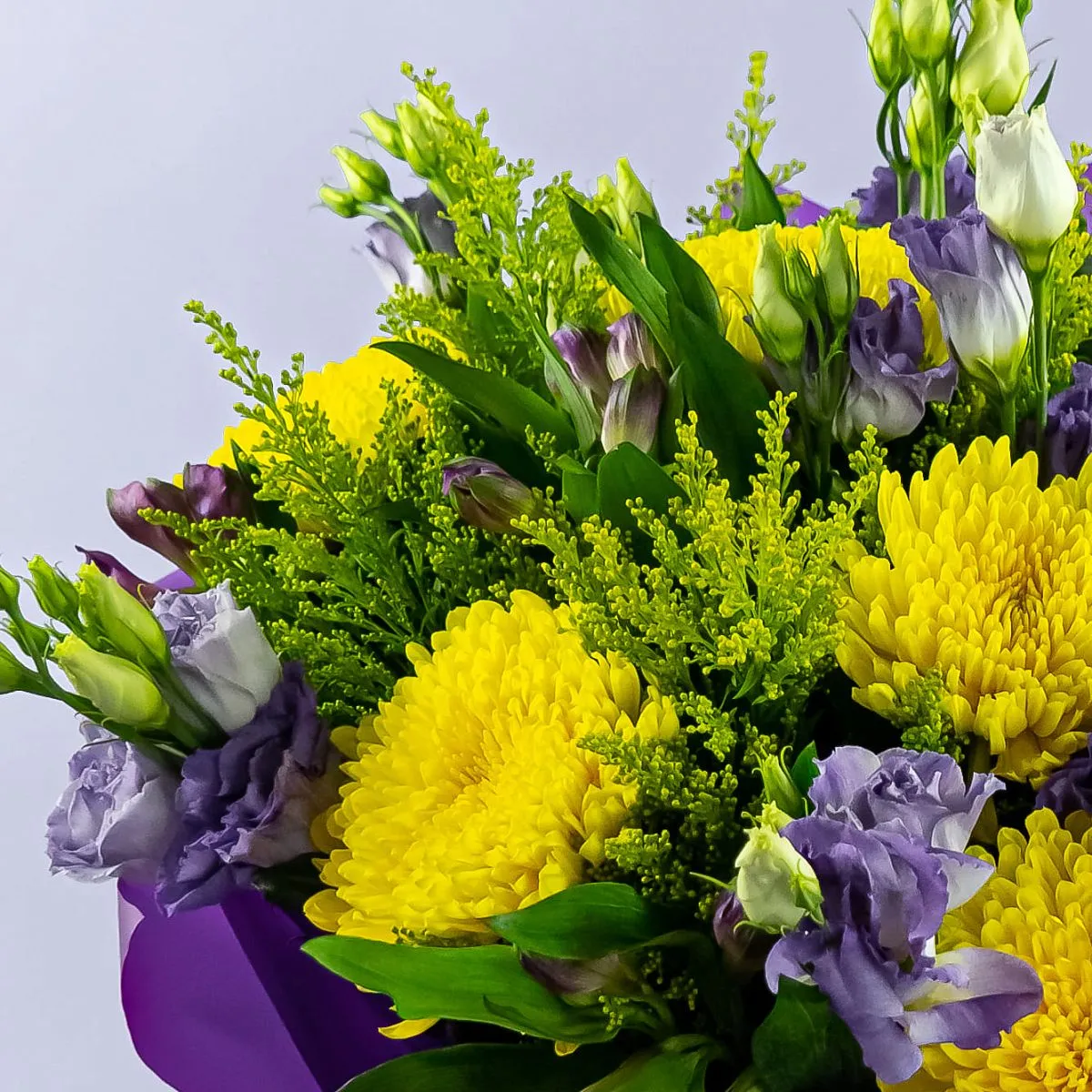 Букет из хризантем и эустом