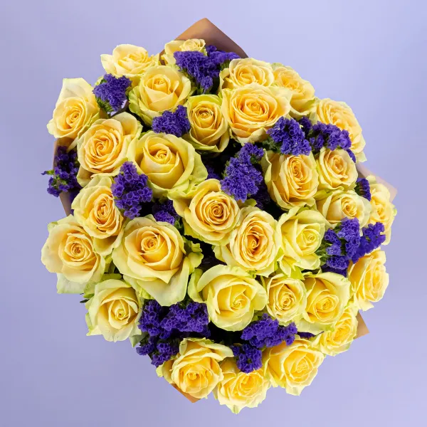 Букет из 31 розы и статицы