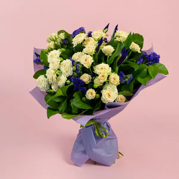 Букет из кремовых роз и ирисов