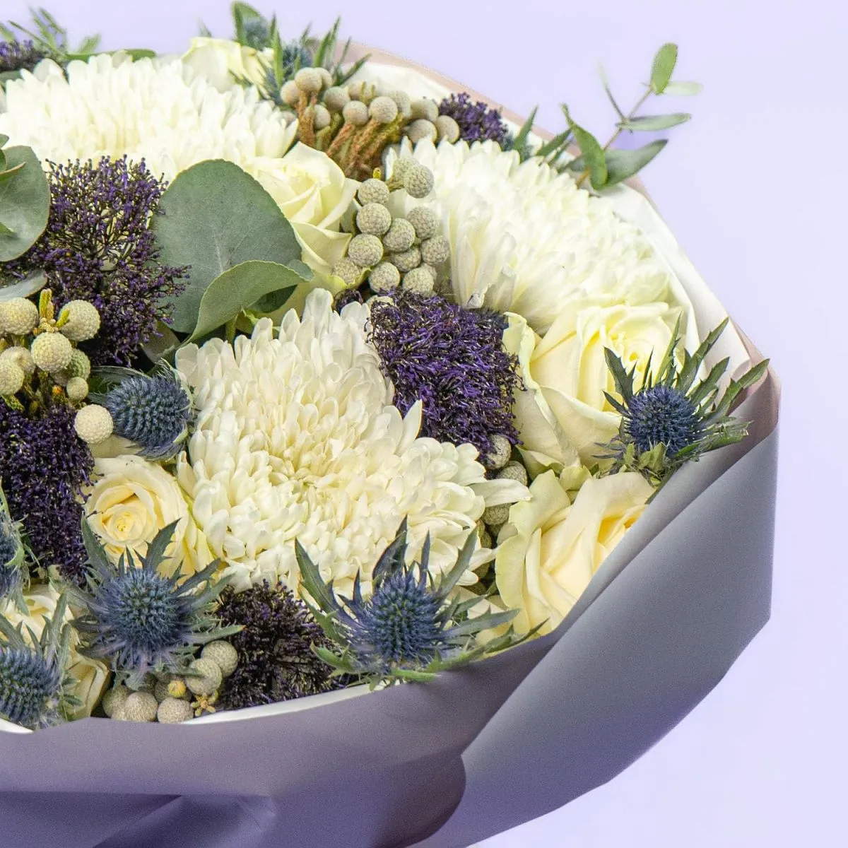 Букет из белых хризантем и роз