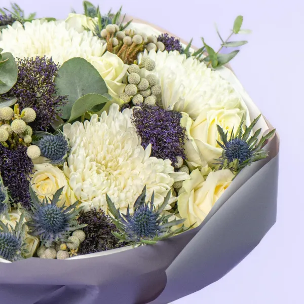 Букет из белых хризантем и роз