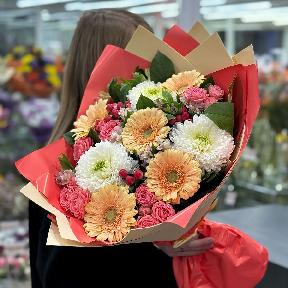 Букет из хризантем, гербер и роз