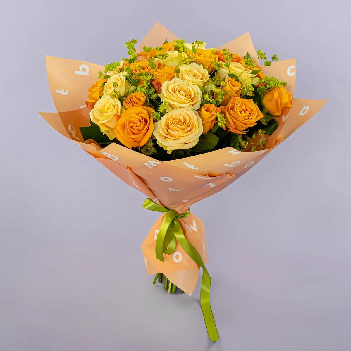 Букет из оранжевых и кремовых роз