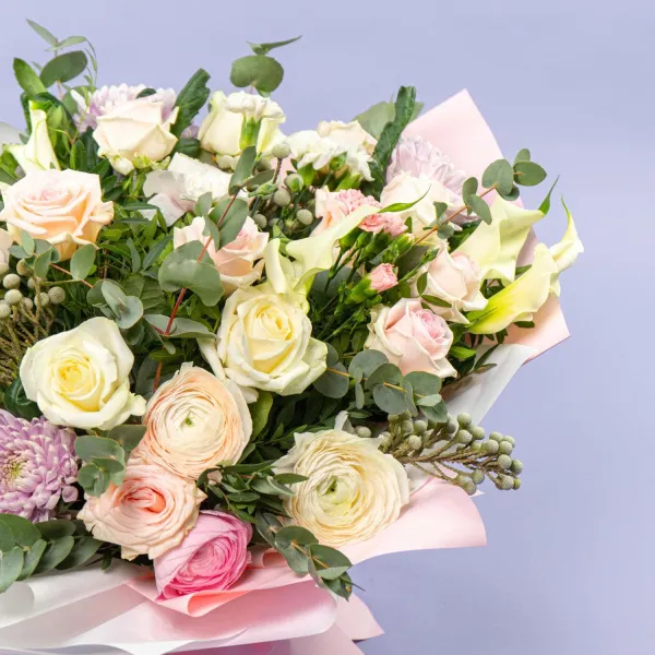 Букет из роз, ранункулюсов и хризантем