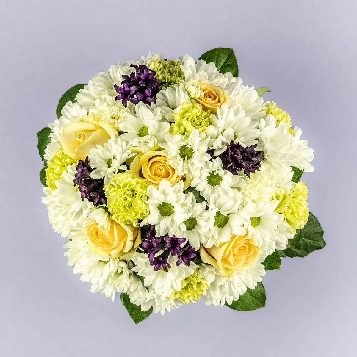 Гвоздики, хризантемы и розы в коробке