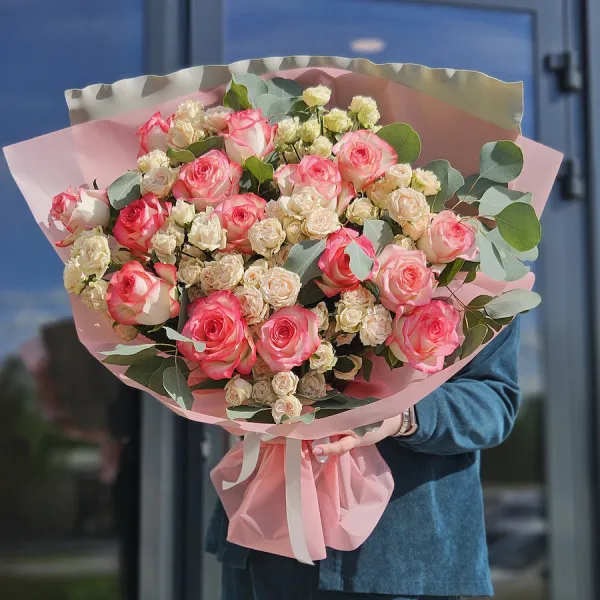 Букет роз и эвкалипта