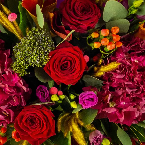 Букет из роз, гортензий и сухоцветов