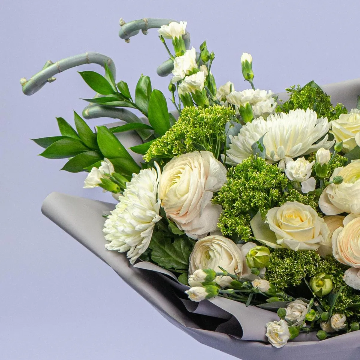 Букет из роз, ранункулюсов и гвоздик