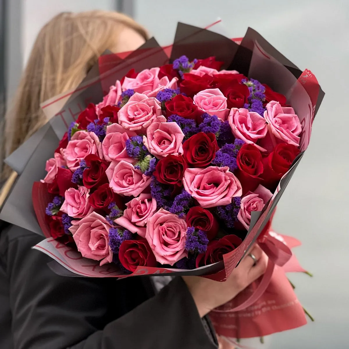 Большой букет из роз, и статицы